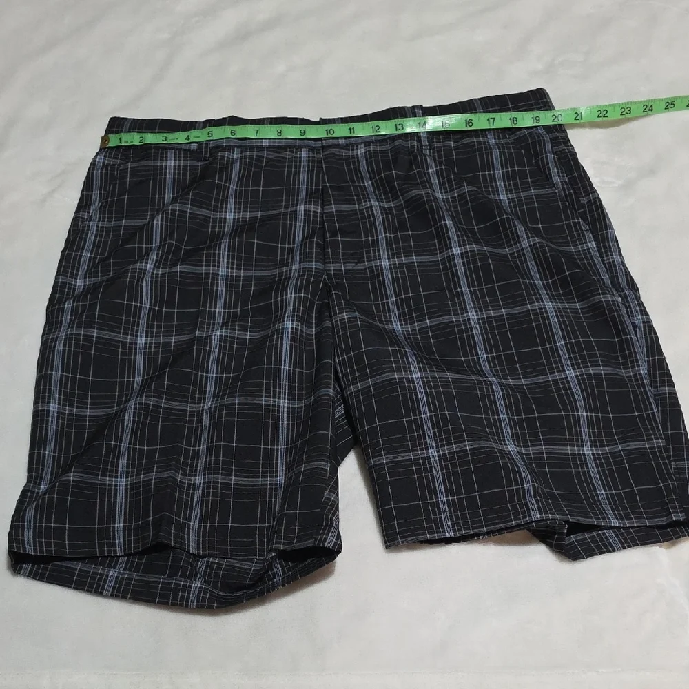 SHARK GREG NORMAN‎ Black Plaid Shorts. SIZE 38.